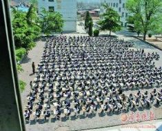 为防作弊 山东一中学560名学生露天考试