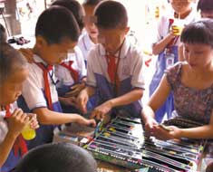 儿童彩票泛滥小学门口 误导学生引人忧