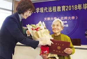清华“学霸奶奶”告诉你:你只管学习,上天会负责考量。