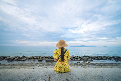 在命题上，开放性试题一般以社会现实生活中...