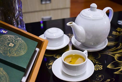 家长和老师要进行沟通交流，尊重女孩子的个性和选择