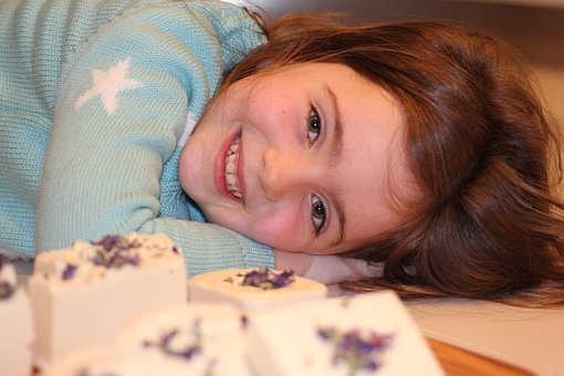 学校应设立心理咨询室,开通心理咨询热线...