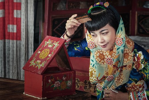历史是一面镜子，它不仅映照出过去的兴衰，...