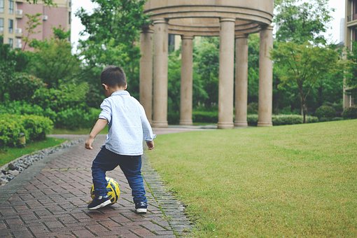 郎朗的外表优雅,笑容中透着几分稚气,但...