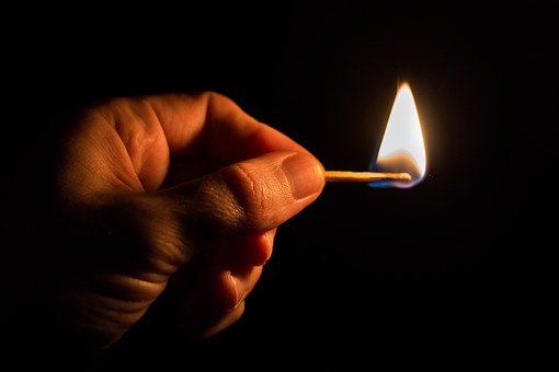 妈妈不在家时，她常常偷偷看电视，常常是将...