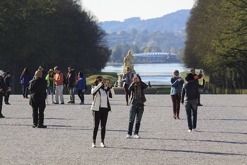 你滔滔的流水淌过南中国广袤的原野，养育龄...