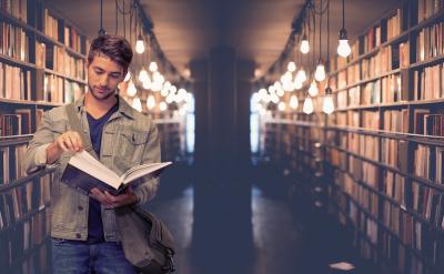 初一的课堂上尽量的生动活泼,激发学生的兴...