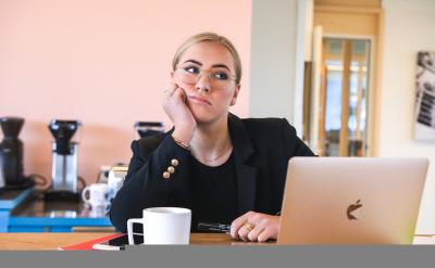 期末与会考接踵而至，频繁的翻书声动笔的沙...