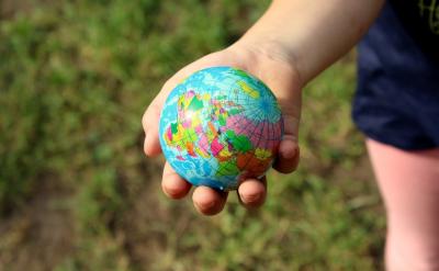 本人现在所教的是一年级,课堂上学生集体回...