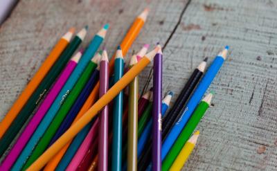 [解析] 用介词表示“穿戴衣物”时，只能用i...