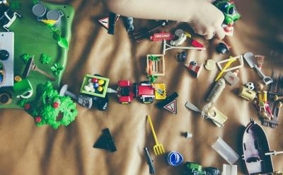 翠鸟它一动不动是因为它有一双小爪子紧紧地...