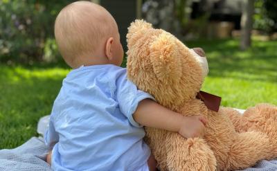 1.小女孩会认什么字?(生答)