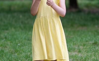 开学前,家长应该督促孩子认真检查假期作...