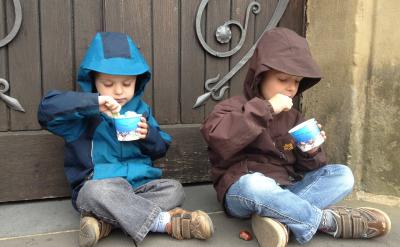 13、爱情其实是最简单的,只要彼此互相牵挂...