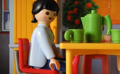 比如说,让孩子学会独立思考,遇到题目,先...