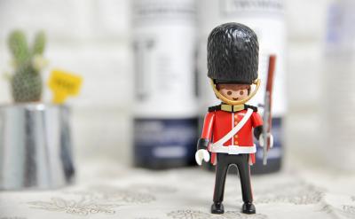 A.虽已开放,但人们思想还比较保守B.西方男...