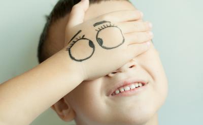 去年春节,二年级的小朋因燃放鞭炮不当而...