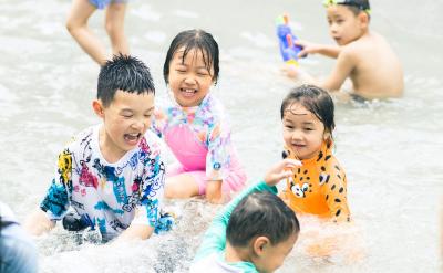 “不卑不亢”形容对待他人时态度恰当，既不...