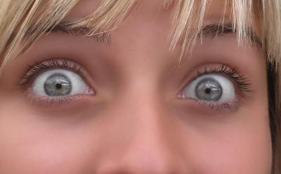 (1)停车场上停着许多轿车。出示词卡:轿车...