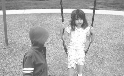 他的普通话并不标准,但他依然坚持用普通话...