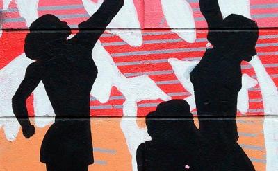 通过联立这两个方程,可以求解出碰撞后两个...