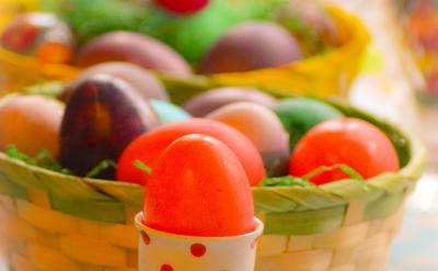 对于教材，首先，我们应该从整体上钻研初中...