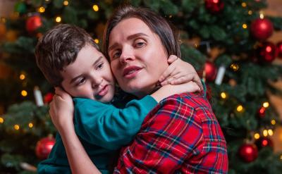 后两句着重写人,主要写了劳动人民紧张繁忙...