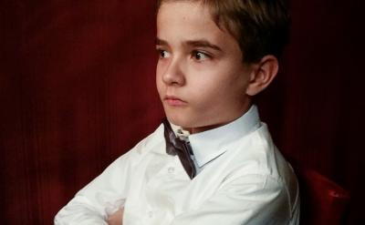 例如,在史铁生的《我与地坛》中,作者通过...