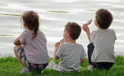 1. 了解孩子的兴趣和潜力：家长应该花时间...