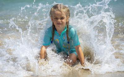 绽放的腊梅傲立在冰天雪地中,那是在教我们...