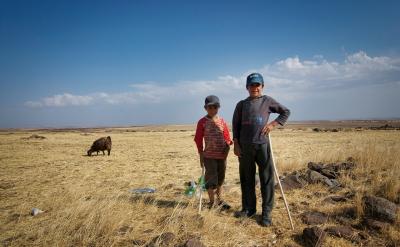 1、表现屠夫害怕,对狼抱有幻想,一再妥协...