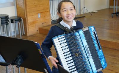 10.训练学生看着课件反复说一说诗句的意思...