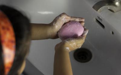 (3)以个性现象为“题眼”,如:使带火星...