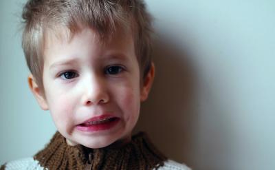 在社会发展到今天,学校在教育中的权威地位...