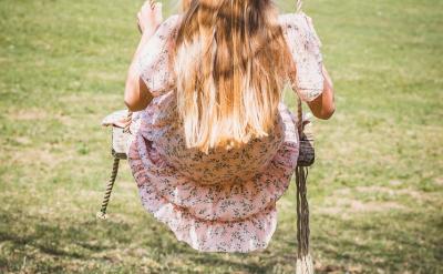 为了更直观地理解这两个短语的差异,我们可...