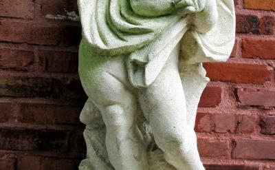B.守法朝朝乐，违法日日愁