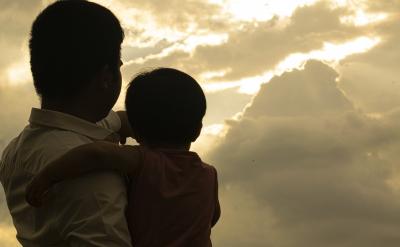 解答:这道题要求平均每人擦多少张课桌要用...