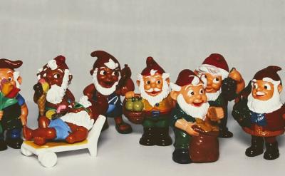 译为:现在猫被人喂养,(猫)不吃老鼠反而给...