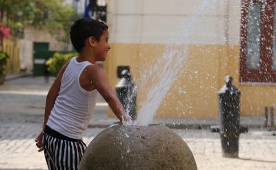 以现实的热点带动历史知识。不过,一些特别...
