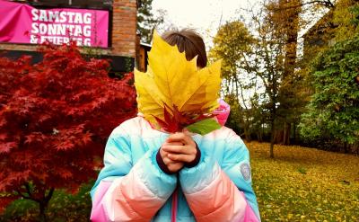 1. 情节转折的暗示:人物的神态变化可以暗...