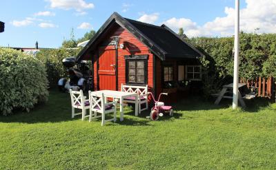 看太多电视带来的另外一个问题是活动不足,...