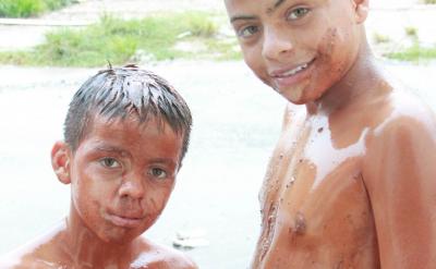 大会上的一些贵妇看到她走向讲台,都担心她...