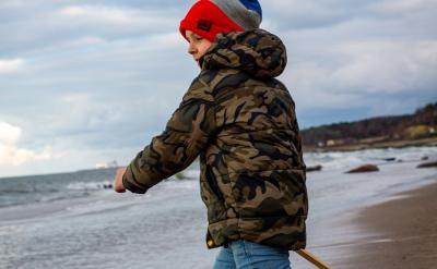 (3)思考哪些因素可能会引起空气中成分的...