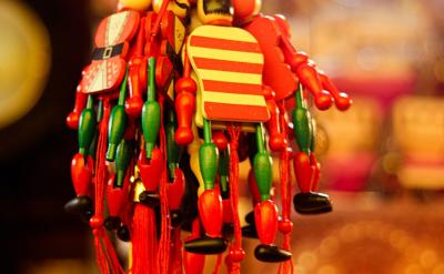 实际上,在古诗中,渲染、烘托两种手法往往...