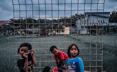 - 根据水位的变化计算物体的体积。